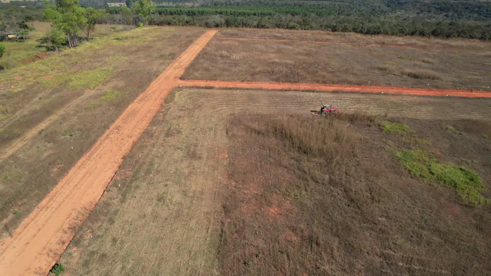 Vista aérea real de uma quadra sendo preparada